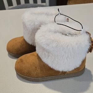 Cozy Tan and White Faux Fur Boots By White Mountain. Mult Sizes